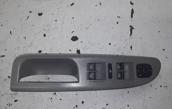 Volkswagen PASSAT B6 Front door window switch trim 3C1867171B