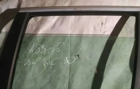Volvo XC90 Rear door window glass