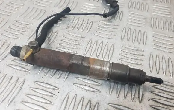 Volkswagen Golf IV Fuel injector 028130201S
