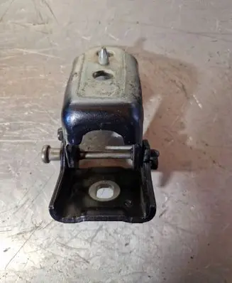 Citroen DS3 Front door upper hinge A075091