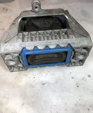 Volkswagen PASSAT B6 Engine mount bracket 1K0199262