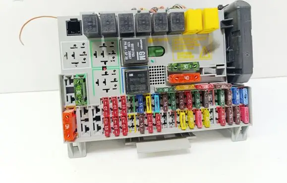 Opel Zafira A Fuse module 90589965
