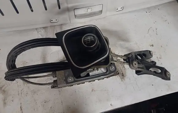 Volkswagen Scirocco Gear shifter/selector 1K0711049CM 06240431K0