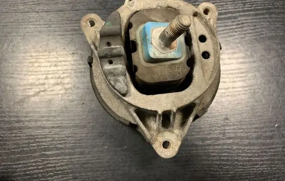 BMW 1 F20 F21 Engine mount bracket 6854252