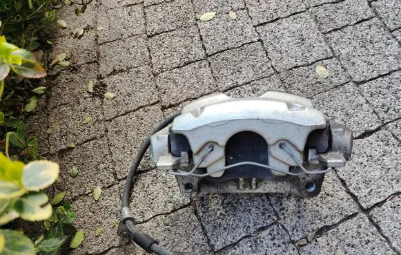 Ford Escape IV Front brake caliper 2B302B