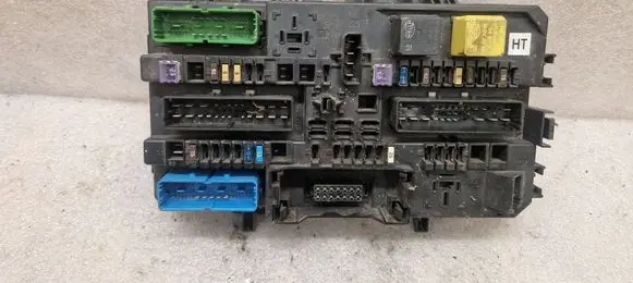 Opel Zafira B Fuse module 13222173