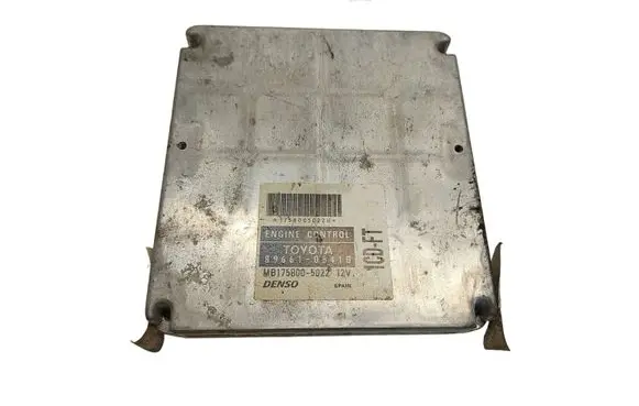 Toyota Avensis T220 Engine control unit/module 8966105410 MB1758005022