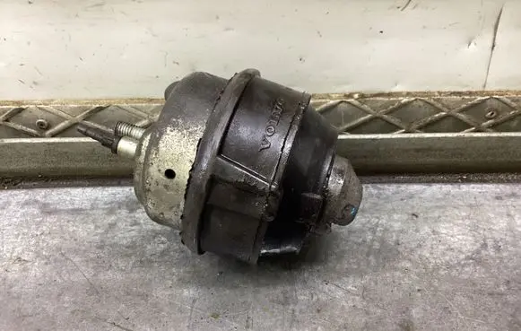 Engine mount bracket