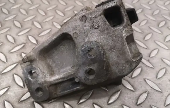 Lexus ES 250 - 300 - 330 Engine mounting bracket