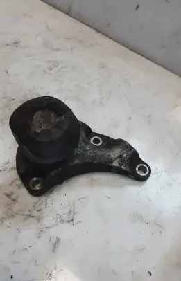 Engine mounting bracket