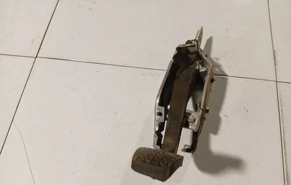 Opel Astra H Clutch pedal 