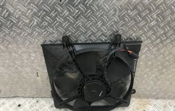 Radiator cooling fan shroud