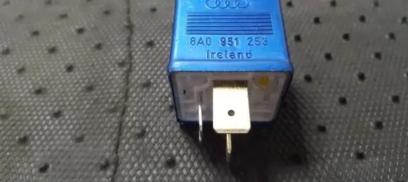 Volkswagen PASSAT B5.5 Other relay 8A0951253 899587