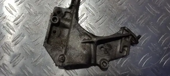 Peugeot 307 Engine mounting bracket 9635969880
