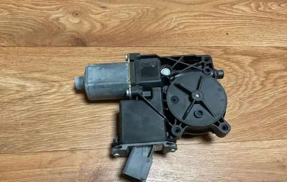 Opel Insignia A Front door window regulator motor 13302457 45012 96436102