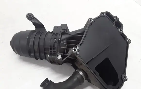 Volvo C70 Oil filter mounting bracket