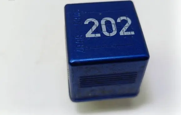 Volkswagen PASSAT B5.5 Other relay 8A0951253