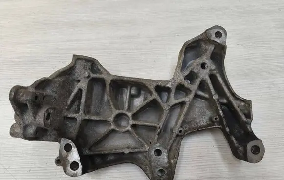 Engine mounting bracket