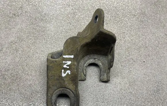 Opel Insignia A Gear shift cable bracket 55561876