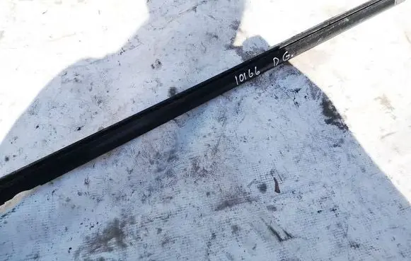 Volkswagen PASSAT B3 Rear door glass trim molding