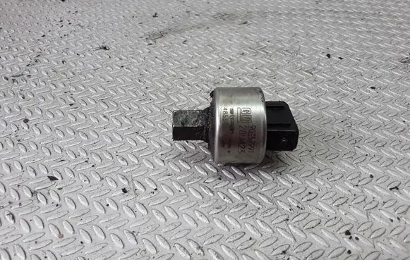 Opel Omega B2 Air conditioning (A/C) pressure sensor 90359991