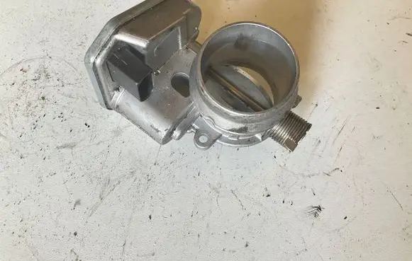 BMW 1 E81 E87 Throttle valve 7804373 B10550648