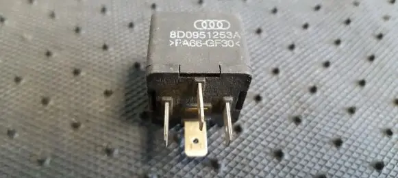 Volkswagen PASSAT B5.5 Other relay 8D0951253A