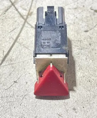 Volkswagen PASSAT B6 Hazard light switch 3C0953509A