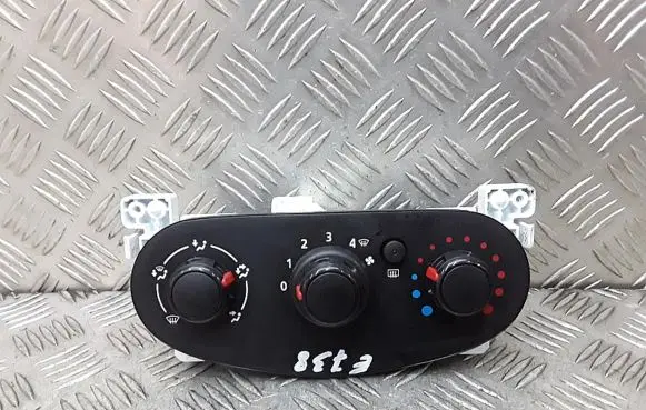 Renault Sandero II Climate control unit a42303300