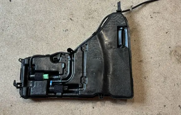 BMW 5 G60 G61 Windshield washer fluid reservoir/tank 7011095
