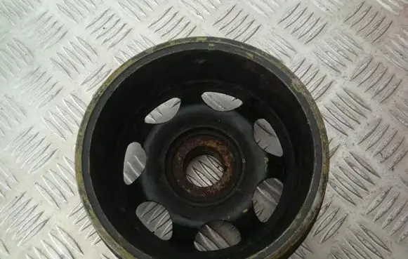 Mercedes-Benz E W124 Crankshaft pulley a1110300403