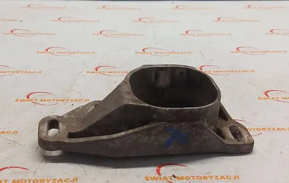 Audi A4 S4 B7 8E 8H Engine mounting bracket 8E0199335N