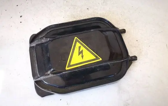 Volkswagen Touareg I Headlight/headlamp dust cover 