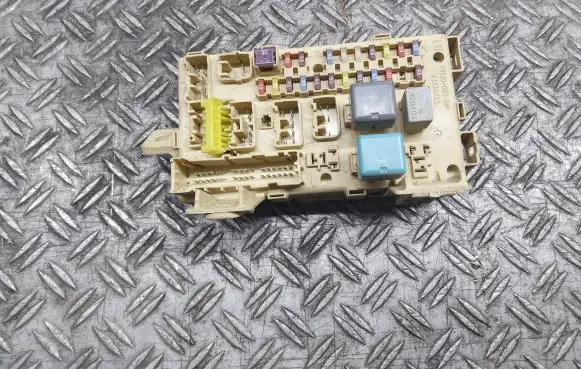 Toyota Corolla Verso AR10 Fuse module