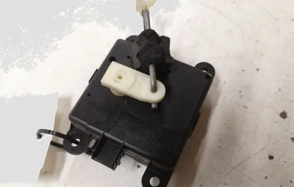 Nissan X-Trail T30 Air flap motor/actuator 3J01030840