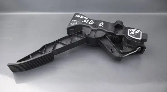 Mercedes-Benz B W245 Accelerator throttle pedal 1693000104 91736020
