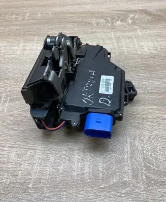 Skoda Octavia Mk2 (1Z) Front door lock 3D2837016J