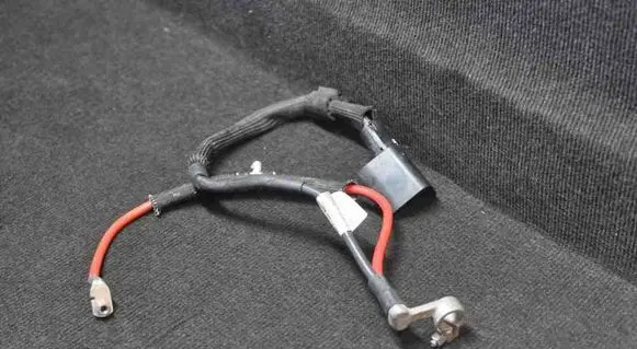 Volkswagen Jetta VI Positive cable (battery) 5C0971228Q