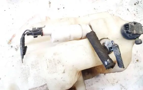 Chrysler 300 - 300C Windscreen/windshield washer pump