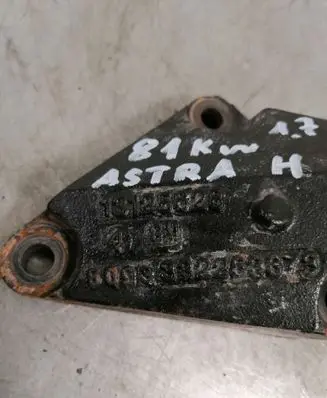 Opel Astra H Engine mounting bracket 13125628
