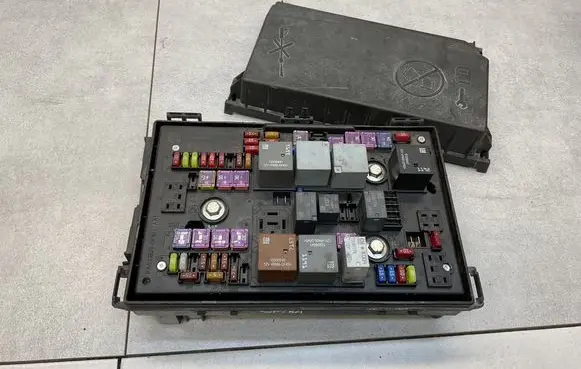 Opel Zafira C Fuse box set 39065972