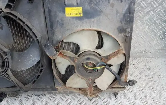 Mitsubishi Carisma Radiator cooling fan shroud