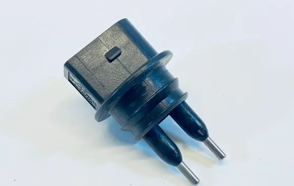 Volkswagen PASSAT B6 Windshield washer fluid level sensor 7M0919376