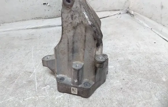Mercedes-Benz C W204 Engine mounting bracket A6512230004