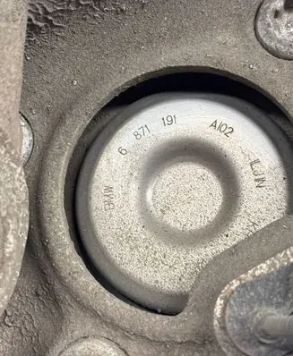 BMW 5 G30 G31 Front wheel hub spindle knuckle 6871191