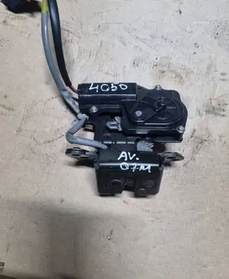 Toyota Avensis T250 Loading door lock 