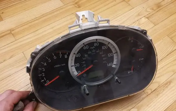 Mazda 5 Speedometer (instrument cluster) C23555430