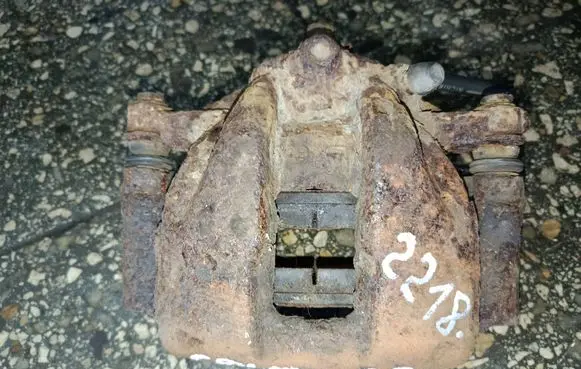 Honda CR-V Front brake caliper