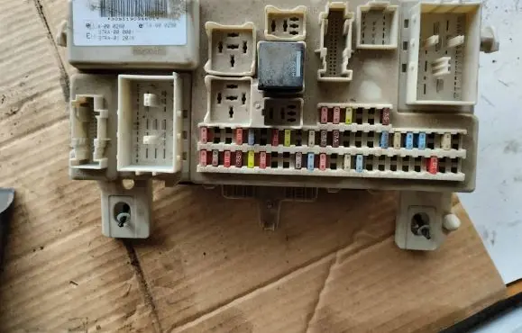 Alfa Romeo 159 Fuse module 50504455 04455057657