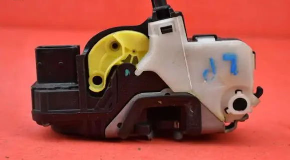 Chevrolet Cruze Front door lock 13503149
